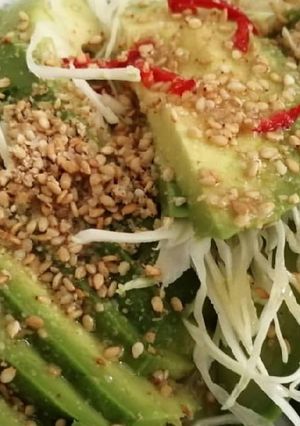 Une photo de Salade printanière avocat