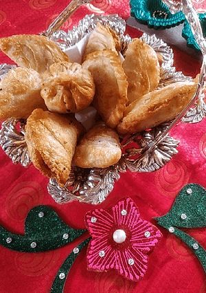 पुडाची करंजी - ओल्या नारळाची (pudachi karanji recipe in marathi) रेसिपी चे मुख्य फोटो 