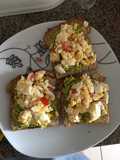 Tostadas de palta y huevo revuelto