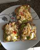 Tostadas de palta y huevo revuelto