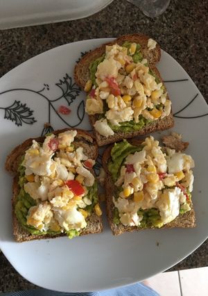 Una foto de Tostadas de palta y huevo revuelto