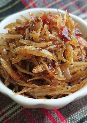 Hình của món Cá cơm rim cay.