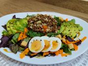 Una foto de ensalada con frambuesas