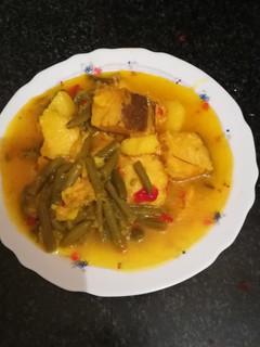 Una foto de Guiso de judías y patas con bacalao en la olla GM g