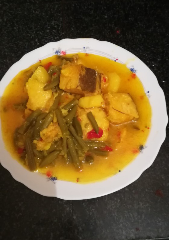 Una foto de Guiso de judías y patas con bacalao en la olla GM g