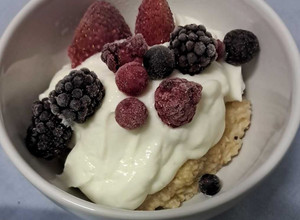 Foto de Papas de Aveia com Claras e Topping de Iogurte Grego e Frutos Vermelhos