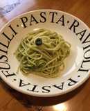 Spaghetti con pesto de aceitunas