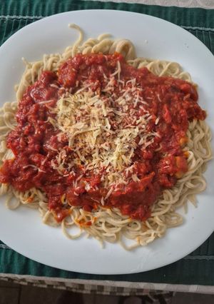 Una foto de Tallarines caseros al huevo con salsa de tomate italiana