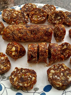खजूर रोल/बर्फी (khajur roll / barfi recipe in Hindi) रेसिपी मुख्य फोटो