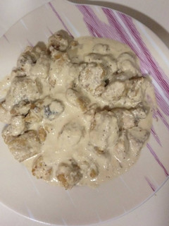 Una foto de Atún con salsa cremosa de cebolla dulce