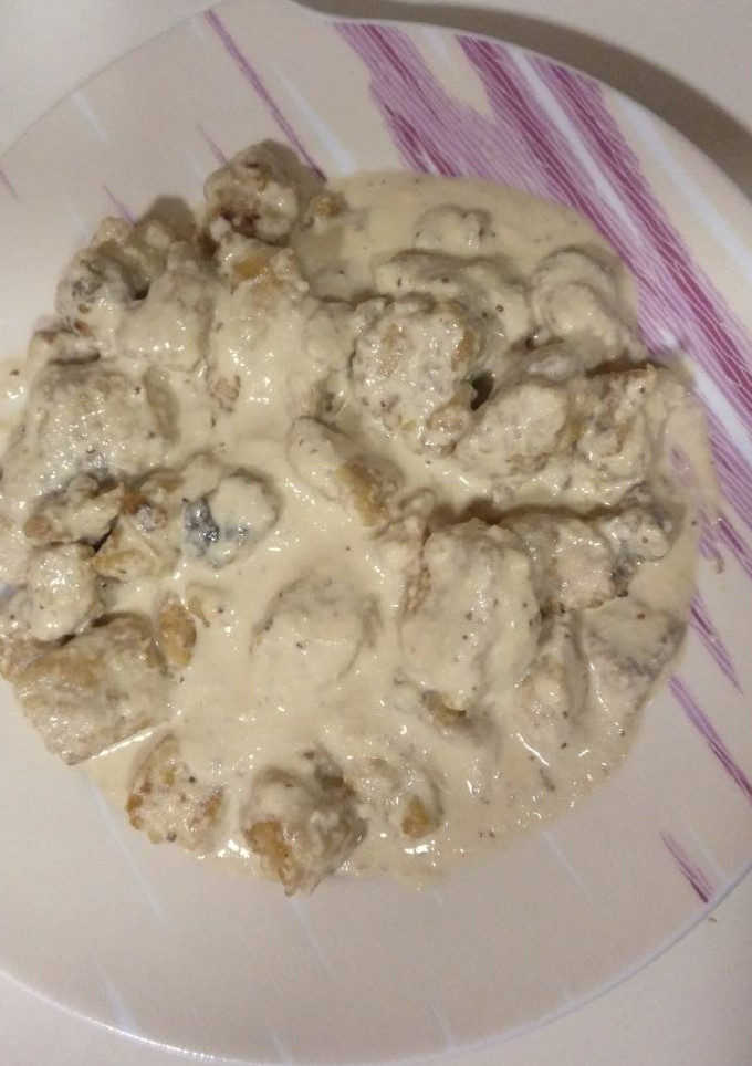 Una foto de Atún con salsa cremosa de cebolla dulce