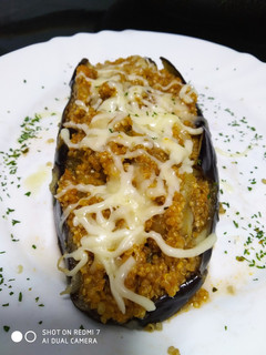 Una foto de Berenjenas rellenas de quinoa y mozzarella 😋