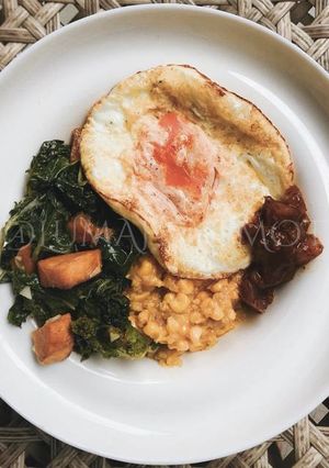 Foto resep Creamy Sweet Corn with Sauteed Kale & Sweet Potato, topped with Sunny Side Egg