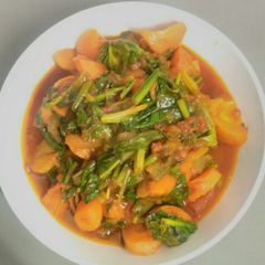 A picture of Carrot porridge with vegetables.