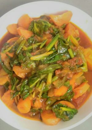 A picture of Carrot porridge with vegetables.