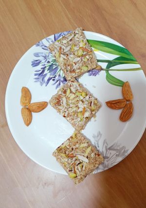 બદામ પાક (Badam Paak Recipe In Gujarati) રેસીપી મુખ્ય ફોટો
