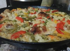 Una foto de Paella Mar y tierra o Paella mixta
