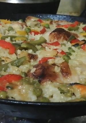 Una foto de Paella Mar y tierra o Paella mixta