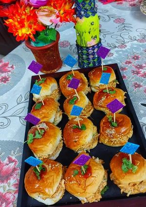 A picture of Chicken tandoori mini buns.