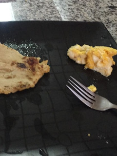 Una foto de Tortilla de queso y huevos revueltos