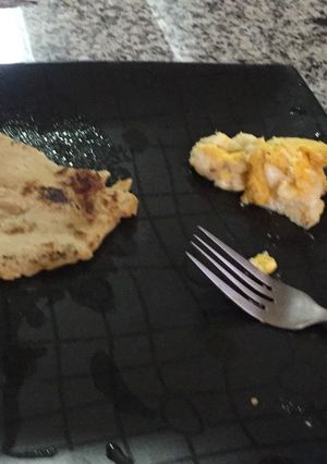 Una foto de Tortilla de queso y huevos revueltos