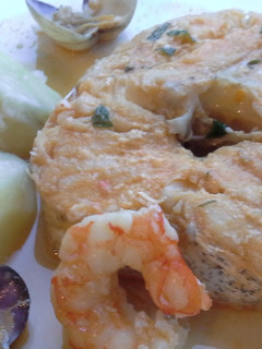 Una foto de Merluza de Celeiro con mariscos