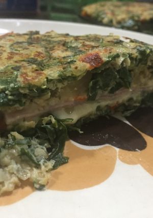 Una foto de Tortilla de acelga rellena con jamón y queso