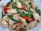 กะเพราสันในไก่