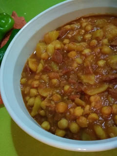 Una foto de Potaje de garbanzos y patatas con Thermomix