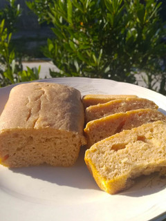 Una foto de Budín de limón húmedo con harina integral, sin azúcar, de frutilla y limón. ❤️