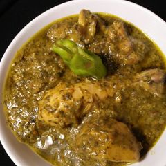 A picture of Haryali palak chicken.