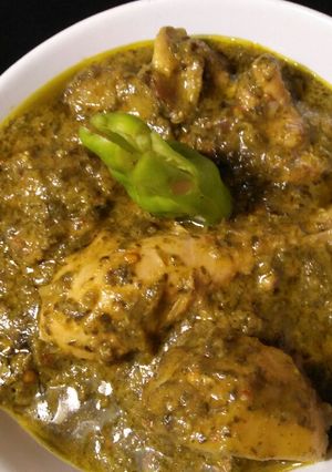 A picture of Haryali palak chicken.