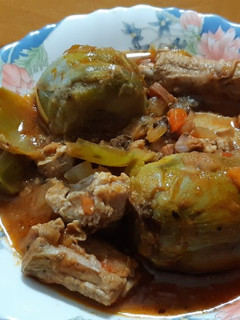 Una foto de Guiso de costillas con alcachofas con salsa de aprovechamiento