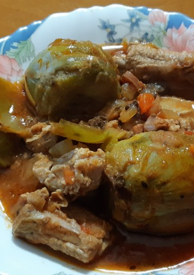 Una foto de Guiso de costillas con alcachofas con salsa de aprovechamiento