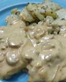 Bifes a la crema de cebolla, queso y champiñones