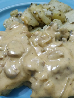Una foto de Bifes a la crema de cebolla, queso y champiñones