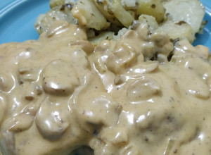 Una foto de Bifes a la crema de cebolla, queso y champiñones