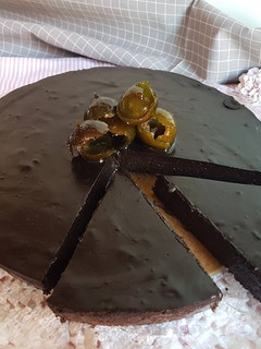 Una foto de Tarta de chocolate salado con cáscara de limas en confitura!!!