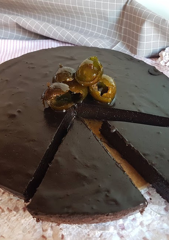 Una foto de Tarta de chocolate salado con cáscara de limas en confitura!!!