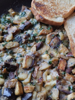 Una foto de Berenjenas🥘🥙 con queso😋 y albahaca🍆🌿🧀