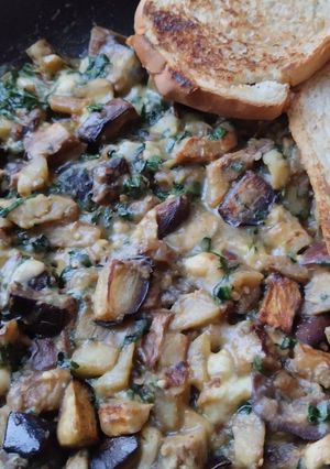 Una foto de Berenjenas🥘🥙 con queso😋 y albahaca🍆🌿🧀