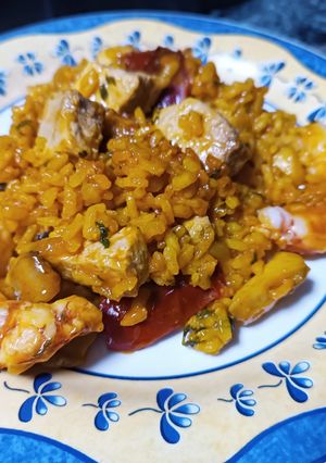 Una foto de Arroz con sepia, emperador y gambas