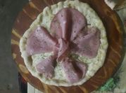 Una foto de pizza mortadela mozzarella