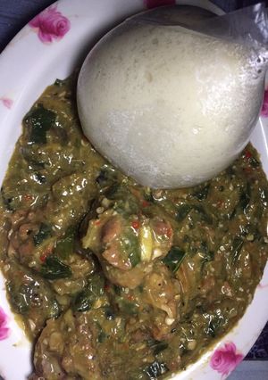 A picture of Tuwo miyar kubewa danya with ugun leaf.