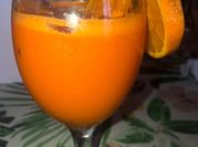 Una foto de jugo de zanahoria