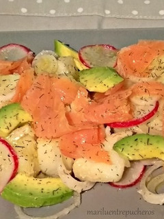 Una foto de Ensalada de salmón ahumado y patata