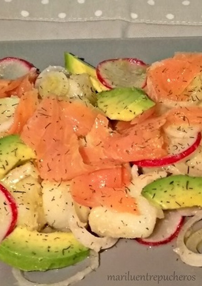 Una foto de Ensalada de salmón ahumado y patata