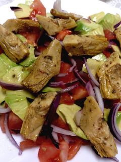 Una foto de Ensalada con alcachofas marinadas