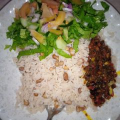 A picture of Shinkafa da wake da sauce din tankwa.