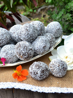 Una foto de Trufas expres rellenas con dulce de leche💘